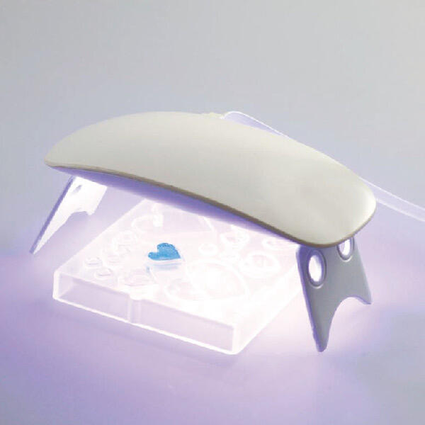 【パジコ】UV-LEDハンディライト3 手のひらサイズでコンパクト。折りたたみタイプのスタンドで、45秒・60秒のタイマー付き。 ［特徴］ ・LED（405nm）紫外線LED（365nm）の2つの波長に対応したハイブリット照射器。 ・マウスのようなハンディタイプで、さまざまな角度からLED（UV）レジンへの照射が可能。 ・格納タイプのスタンド付きで、据置でも使用できる。 ・スマホのモバイルバッテリー(出力DC5.0V≒1.0A)でも電源供給可能。 ・コンパクトなので外出先でも使うことができます。 ・45秒と60秒のタイマー付き。 ［使い方］ 1.付属のUSBケーブルをパソコンのUSBポートまたはUSB電源アダプタ、モバイルバッテリーのいずれかに接続します。 ※USB電源アダプタなどは、出力DC5.0V=1.0Aのものをお使いください。 2.USBケーブルのマイクロBコネクタをハンディライト本体の差し込み口にしっかりと接続します （差し込みが緩いと点灯しません）。 ※コネクタには上下の向きがあります。無理に押し込むと破損の原因になりますのでご注意ください。 3.側面にあるスイッチを押すと点灯します。 ※1回押すと45秒タイマー、長押しすると60秒タイマー 使用上のご注意 ●付属のUSBケーブルはハンディライト専用です。付属のUSBケーブル以外は、絶対に使用しないでください。 ●照射中UV-LED部分を絶対に直視しないでください。 ●使い終わったら、必ずケーブルや電源アダプタを抜いてください。 ●使用する環境やレジンの種類により、硬化時間が異なる場合がございます。 ●レジンが未硬化になっている場合は、再び照射してください。 ●広い面を硬化する場合は、少しずつ位置を変えて照射してください。 ●405nmと365nm以外の光で硬化するレジンには対応しておりません。 ●レジンなどが本体に付着したときは、電源を外し、固まる前にレジンクリーナー（別売）を柔らかい布に含ませて拭き取ってください。 ※一般的なUSBケーブルを使用した場合、電力不足のため光量が落ちる場合があります。 必ず付属のUSBケーブルを使用してください。 ご注意ください 本製品をご使用の際は、電源出力DC5.0V≒1.0AのUSBのものをお使いください。【パジコ】UV-LEDハンディライト3 手のひらサイズでコンパクト。折りたたみタイプのスタンドで、45秒・60秒のタイマー付き。 ［特徴］ ・LED（405nm）紫外線LED（365nm）の2つの波長に対応したハイブリット照射器。 ・マウスのようなハンディタイプで、さまざまな角度からLED（UV）レジンへの照射が可能。 ・格納タイプのスタンド付きで、据置でも使用できる。 ・スマホのモバイルバッテリー(出力DC5.0V≒1.0A)でも電源供給可能。 ・コンパクトなので外出先でも使うことができます。 ・45秒と60秒のタイマー付き。 ※一般的なUSBケーブルを使用した場合、電力不足のため光量が落ちる場合があります。 必ず付属のUSBケーブルを使用してください。 ※本製品をご使用の際は、電源出力DC5.0V≒1.0AのUSBのものをお使いください。