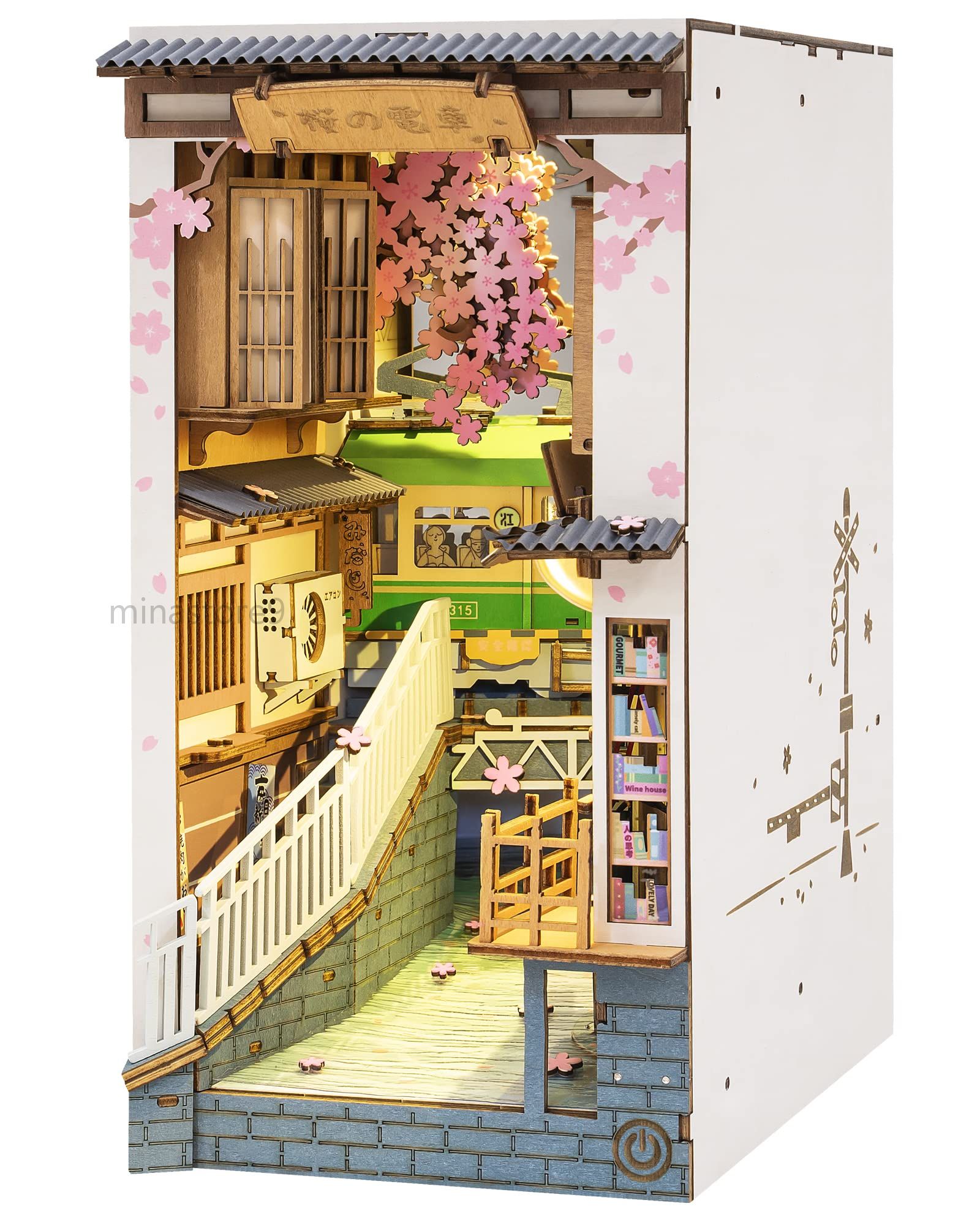 「桜の駅ブックノックキット」このブックシェルフインサートデコ3Dウッドパズルモデルキットは、静かで癒しのある日常生活にインスパイアされています。ゆっくりと通り過ぎる路面電車、書店の窓に座る猫、風に舞う桜の花などを見ることができます。言い換えれば、これは単なるDIYの本棚コーナープロジェクトクラフトキットにとどまらず、美しいコレクター向け建物や本棚の装飾品です。 この木製ブックヌークキットは、クリエイティブで個性的な贈り物としてもおすすめです。大切な人への贈り物として、また自分へのご褒美としても最適です。また、自分の手で作ることで、工芸品、ミニチュア、手作り、DIYやクラフトが好きな方へ、プレゼントにも最適です。 この本棚のミニチュアドールハウスは、テーブルや部屋の装飾の一部として使用するように特別に設計されて、ご自宅に別々の魅力を加えます。本棚の微妙な薄暗さと、ジオラマに内蔵されたランプが絶妙な感じで、異次元への通路みたいな感じに見えてしまいます。