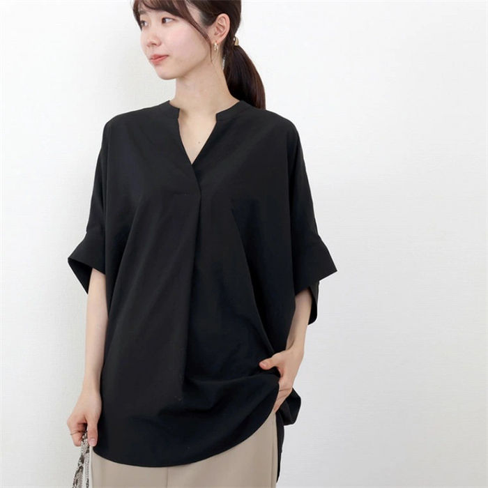 ブラウス レディース 半袖 シャツ カジュアルシャツ トップス Vネック ロング丈 バンドカラー 夏 夏服 無地 シンプル こなれ感 薄手 おしゃれ ゆったり きれいめ 着痩せ 体型カバー サマー カジュアル ファッション かわいい オフィス ビジネス 通勤 通学 お出かけ 普段着 mind-fit-10001444 MIND FIT サンプル画像3