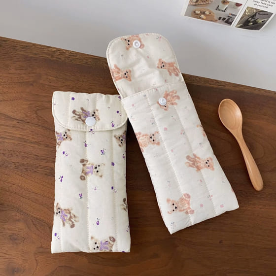 ペンケース おしゃれ 可愛い シンプル 高校生 筆箱 大人 女性 中学生 ホワイト コンパクト メイクポーチ 筆入れ オフィス キルティング 大学生 ボタン マルチポーチ スリム 収納 文房具 コスメ 縦型 メイクブラシ 便利 レトロ Y2K くま テディべア もこもこ 3