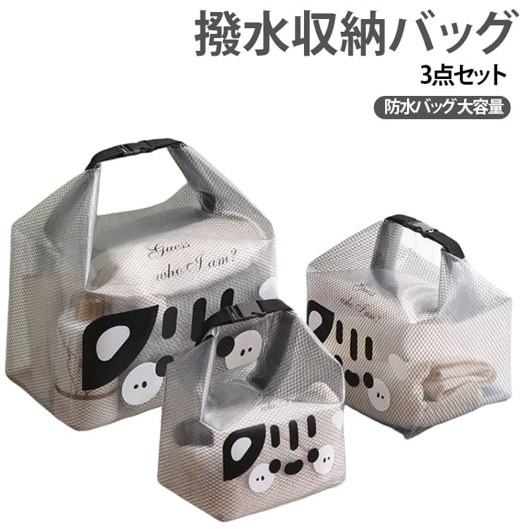 撥水加工のEVA素材で、突然の雨や濡れたタオルもしっかりガード。表面は滑らかで、付着した汚れは湿らせた布で軽く拭くだけで落とせます。清潔を保ちやすく、衛生面でも安心です。使用後はくるくると巻いてコンパクトに収納可能。かばんの隅にしまう予備バッグとしても場所を取りません。大きな開口部なので、衣類やバスタオルなどの大物も詰め込みやすく、取り出す時も中身を探す手間が省けます。シンプルで洗練されたデザインは、どんなスタイルにも溶け込みます。 ●製造ロットにより、細部形状の違いや、同色でも色味に多少の誤差が生じます。 ●パッケージは改良のため予告なく仕様を変更する場合があります。 ▼商品の色は、撮影時の光や、お客様のモニターの色具合などにより、実際の商品と異なる場合がございます。あらかじめ、ご了承ください。 ▼生地の特性上、やや匂いが強く感じられるものもございます。数日のご使用や陰干しなどで気になる匂いはほとんど感じられなくなります。 ▼同じ商品でも生産時期により形やサイズ、カラーに多少の誤差が生じる場合もございます。 ▼他店舗でも在庫を共有して販売をしている為、受注後欠品となる場合もございます。予め、ご了承お願い申し上げます。 ▼出荷前に全て検品を行っておりますが、万が一商品に不具合があった場合は、お問い合わせフォームまたはメールよりご連絡頂けます様お願い申し上げます。速やかに対応致しますのでご安心ください。
