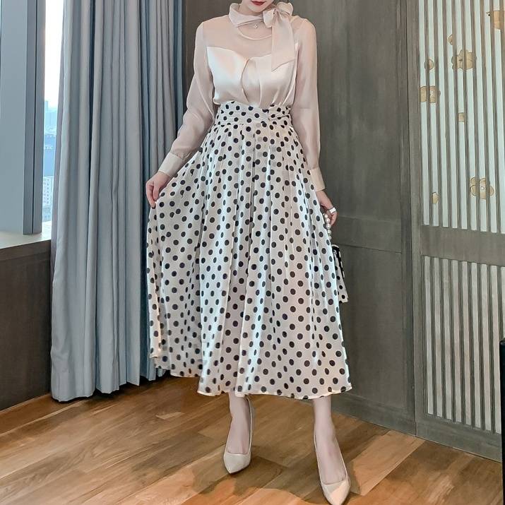 セットアップ セット 2点セット セパレイト セパレート トップス ブラウス 長袖 リボン スカート ロングスカート フレア ロング ロング丈 ミモレ丈 ミモレ マキシ丈 マキシ ハイウエスト ドット ドット柄 水玉 光沢 春 夏 韓国 大人かわいい