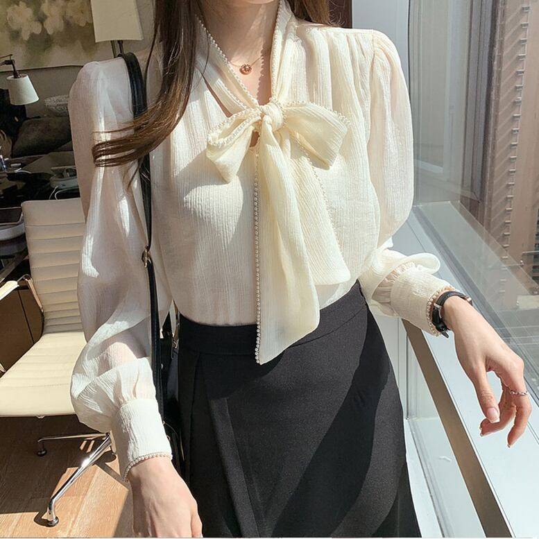 レディース パールビジュー煌めくボウタイブラウス リボン襟ブラウス シフォンシャツ トップス シャツ ブラウス 白シャツ 白トップス 長袖 シフォン リボン 大人可愛い きれいめ 上品 大人女子 ガーリー エレガント ベージュ パステルカラー