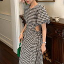 レディース ワンピース ミモレ丈ワンピース ミモレ丈 ギンガムチェック柄 膝下 袖あり 半袖 パフスリーブ ラウンドネック サイドカット 肌魅せ サイドリボン ハイウエスト フェミニン 大人ガーリー ガーリー 上品 きれいめ お洒落 春夏 春 夏 ママ(4)