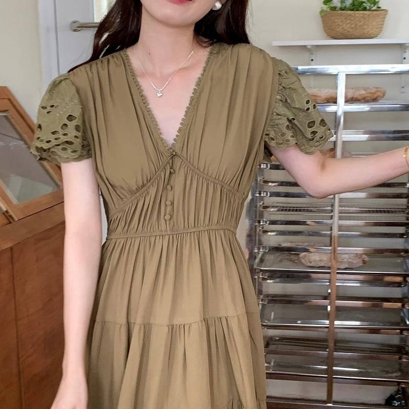 2color レディース ワンピース ロングワンピース マキシ丈ワンピース マキシ丈 膝下 レース パンチング くるみボタン 切り替えデザイン ギャザー 袖あり 半袖 Vネック フレア ハイウエスト ティアード エレガント ガーリー 上品 きれいめ