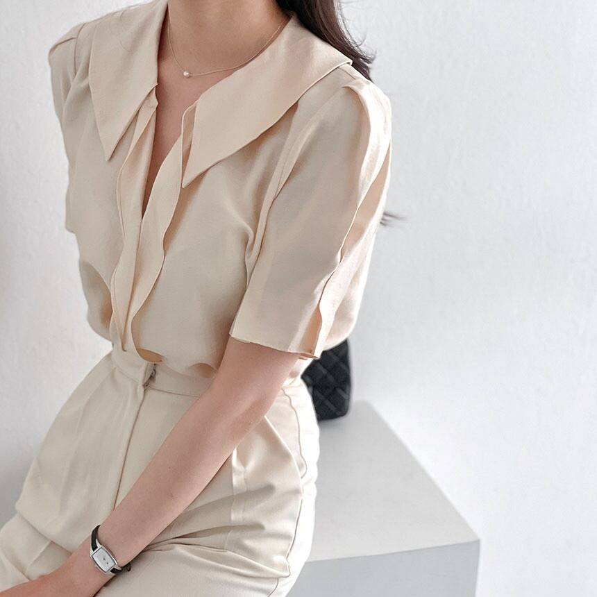 3color レディース トップス シャツブラウス シャツ ブラウス サテンシャツ ラッフル 光沢感 襟付き きちんと感 無地 袖あり 五分袖 Vネック 清潔感 エレガント 大人カジュアル カジュアル フォーマル フェミニン アイボリー オフホワイト ホワイト お洒落 春夏 春 夏 秋