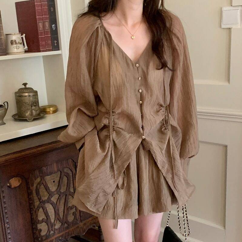 Pants Suit - 2color レディース セットアップ 上下セットアップ 2点セット チュニック丈 シャツブラウス ショートパンツ シアー 透け感 無地 袖あり 長袖 ぽわん袖 Vネック ドロスト 華奢見え 大人カジュアル カジュアル フェミニン カーキ ホワイト お洒落 春夏 春 夏 秋 ママ