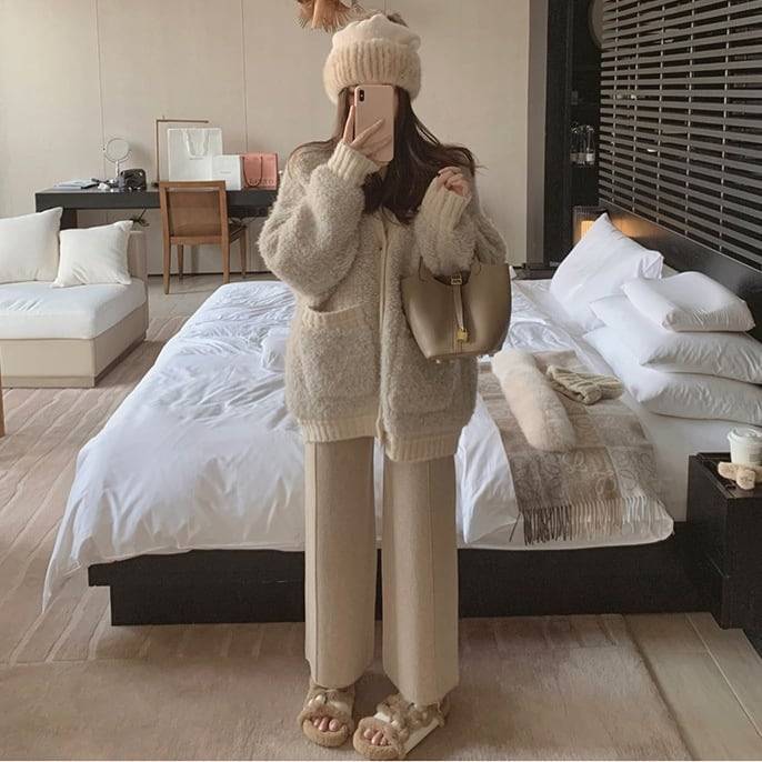 2color レディース トップス カーディガン ボア オーバーシルエット もこもこ あったか 暖かい ふわもこ ポケット リブ 無地 袖あり 長袖 ボリューム袖 Vネック ガーリー 大人カジュアル カジュアル フェミニン アイボリー ブラウン お洒落 春 秋 秋冬 ママ ママコーデ minette1028-10004048 MINETTE レディースアパレル サンプル画像3