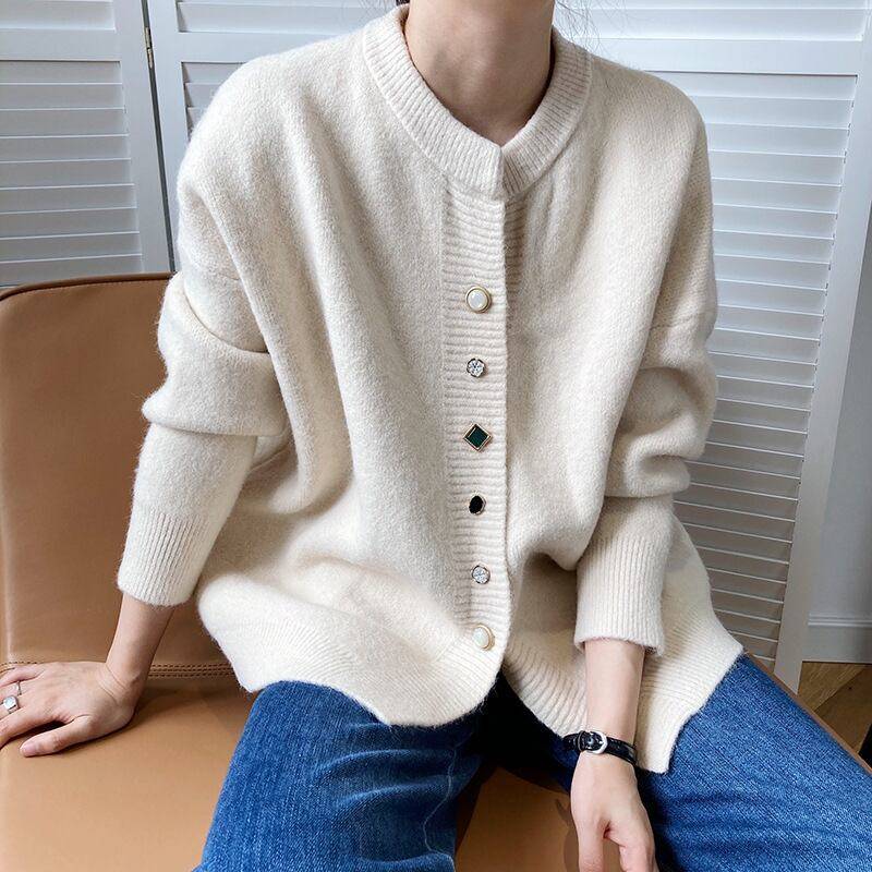 4color レディース トップス カーディガン ビジューボタンカーディガン ビジューボタン ミドル丈 暖かい ゆったり 体型カバー リブ 無地 袖あり 長袖 ドロップショルダー ラウンドネック ガーリー 大人カジュアル カジュアル フェミニン ホワイト レッド パープル