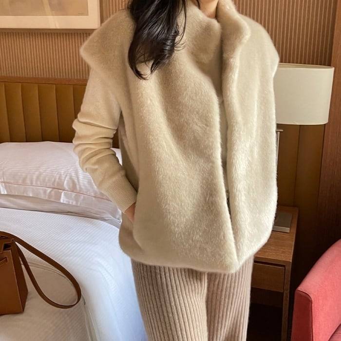 2color レディース トップス ベスト ファーベスト フーディーベスト 羽織り ライトアウター ショート丈 前開き 無地 袖なし ノースリーブ スタンドカラー ポケット 大人カジュアル カジュアル きれいめ 上品 アイボリー ダークブラウン お洒落 春 秋 秋冬 ママ 20代のサムネイル