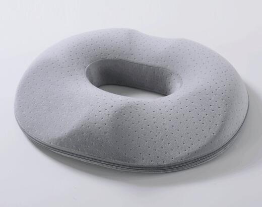 大量ご注文をご希望の方は、お問い合わせフォームよりご連絡ください。特別割引をご用意いたします。 万一商品に不備があった場合は、レビュー前にご連絡くださいませ。迅速に対応いたします。 納期をご確認の上、ご注文くださいませ。 ご希望の日時指定には対応できかねますので、あらかじめご了承くださいませ。 ご注文いただきました商品は必ず発送いたします。発送完了後、メールにて追跡番号をお知らせいたしますので、どうぞ安心してお待ちくださいませ。 一般的なウレタンクッションのように長期使用でへたって平らになりにくいです。中央空洞デザインの中空通気スペースが尾骨から生殖器周辺までカバーし、痔による負担を和らげます。前面には臀部にフィットする溝があり、尾てい骨を保護しお尻のラインをサポート。柔らかな座り心地で尾てい骨への負担を軽減。オフィスチェア、カーシート、トラックシート、車椅子、飛行機シートなど様々な座席でご利用いただけ、座姿を整えます。