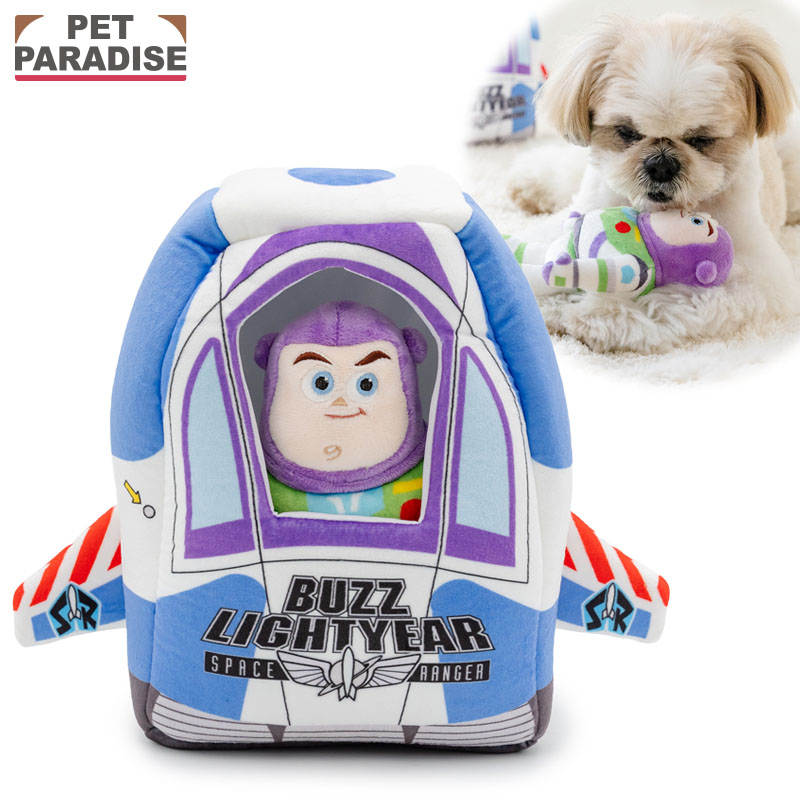 &copy;Disney/Pixar 犬用品 おもちゃ オモチャ トイ おうちであそぼう おうち時間 お家遊び 音が鳴る 玩具 TOY 小型犬 かわいい おもしろ インスタ映え メーカー希望小売価格はメーカーカタログに基づいて掲載しています商品サイズ 全長 約23.5cm/幅 約28cm/厚さ 約10.5cm 主素材 ポリエステル 仕様 * バズに鳴き笛入り ご注意 * 犬の体質や性格・性質などをご理解のうえお買い求めください。 * 犬のおもちゃ以外の用途に使用しないでください。 * 小型犬でも噛む力の強い犬には与えないでください。 * 与えたままの使用は破損や誤飲につながりますので、必ず飼い主が一緒に遊び、破損した場合はすぐに取り上げてください。 犬用知育玩具、おもちゃはこちら！＞＞