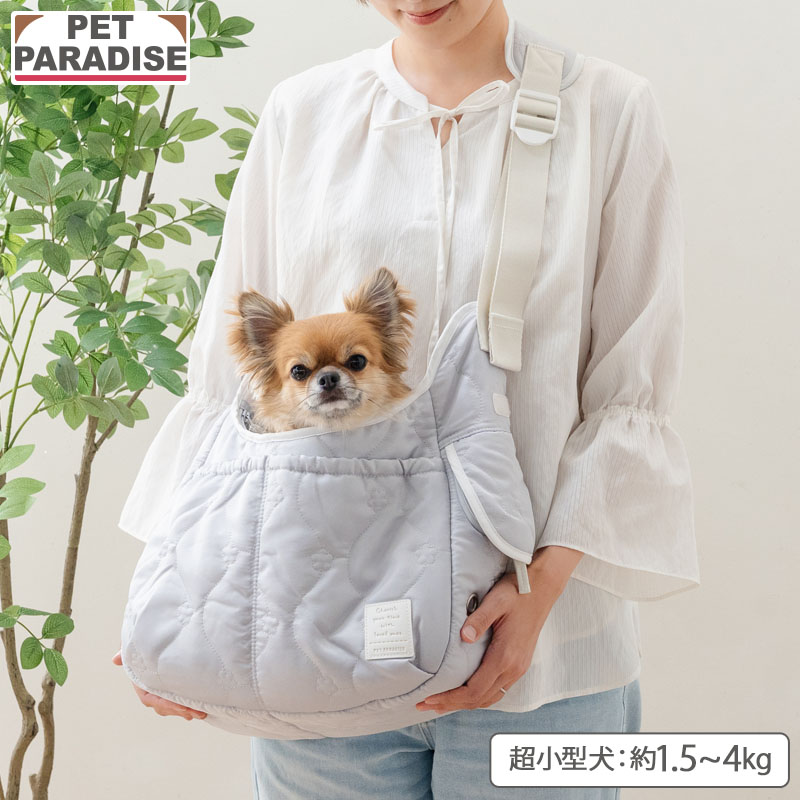 犬 猫 ペット用品 ペットキャリー 布製 メッシュ 飛び出し防止 超小型犬 小型犬 チワワ ロングコートチワワ トイプードル トイプー プードル ポメラニアン ヨークシャーテリア ヨーキー 豆柴 カニンヘンダックスフンド ミニチュアダックスフンド ミニチュアシュナウザー パグ パピヨン シーズー マルチーズ キャバリア ジャックラッセルテリア 男の子 女の子 旅行 帰省 お出かけ 防災 通院 避難 介護用 震災 災害 非常用 補助 老犬 簡単 荷物 移動 春 夏 秋 冬 通年 ペットキャリーバッグ メーカー希望小売価格はメーカーカタログに基づいて掲載しています商品サイズ 外寸 幅：約37cm/奥行15cm/高さ：約25cm バッグの重さ 約600g 参考標準犬種 チワワ、ヨーキー 適応体重の目安 約1.5〜4kg サイズ展開 超小型犬/小型犬 主素材 ポリエステル 仕様 * ポケット有り。 * 底板付き。 * 飛び出し防止リード付き。 * この商品はコンパクトクーラー対応商品です。別売りのコンパクトクーラーをセットできる面ファスナーがキャリーバッグ内側に付いています。 ご注意 * ワンちゃんをキャリーバッグに入れたまま車内などに放置することは絶対におやめください。 * 初めてのご使用の場合は、ご自宅でキャリーバッグに慣れるまで何回か練習を行ってください。いきなり長時間入れることはお避けください。 * 移動の際にはキャリーバッグ内の温度調節を行ってください（特に暑い時期などは保冷剤などをお使いください）。 * 移動中はワンちゃんに合わせた休憩を取ることをお勧めします（1時間に数回・・・など）。 * ワンちゃんの体調を考慮のうえご使用ください。 * 乗り物酔い、パニック障害、閉所恐怖症、移動によるストレス、アレルギーなどの問題が生じた場合はすみやかに獣医師へご相談ください。 * 飼い主様の目の届く範囲でご使用ください。使用中はワンちゃんから目を離したり、そばを離れたりしないようにしてください。 * 原則としてワンちゃんの嫌がることはしないでください。 【飛び出し防止リードのご使用にあたって】 * 必ずワンちゃんの首輪に飛び出し防止リードを付けて、飛び出さないように長さを調節してください。 * 高温時・直射日光の当たる場所では絶対にワンちゃんを入れたまま放置しないでください。特に自動車内は高温になります。絶対に、車内にワンちゃんを残したまま車を離れないでください。 その他のキャリーバッグはこちら！＞＞
