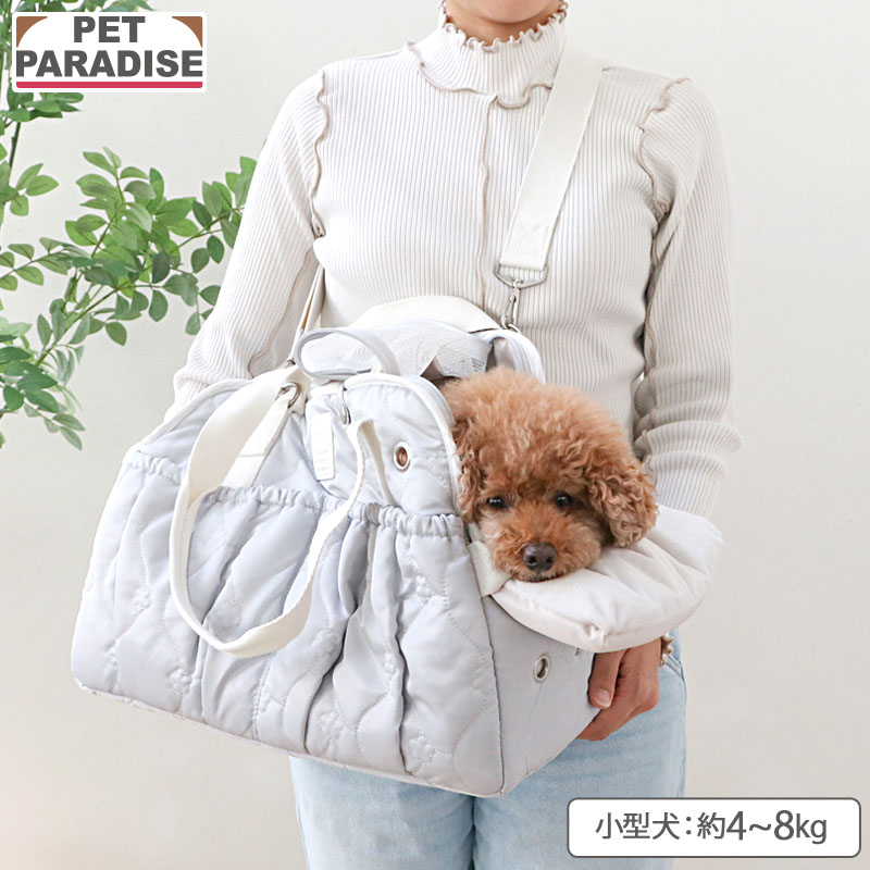 犬 猫 ペット用品 ペットキャリー 布製 メッシュ 飛び出し防止 超小型犬 小型犬 チワワ ロングコートチワワ トイプードル トイプー プードル ポメラニアン ヨークシャーテリア ヨーキー 豆柴 カニンヘンダックスフンド ミニチュアダックスフンド ミニチュアシュナウザー パグ パピヨン シーズー マルチーズ キャバリア ジャックラッセルテリア 男の子 女の子 旅行 帰省 お出かけ 防災 通院 避難 介護用 震災 災害 非常用 補助 老犬 簡単 荷物 移動 春 夏 秋 冬 通年 ペットキャリーバッグ メーカー希望小売価格はメーカーカタログに基づいて掲載しています参考標準犬種/適応体重の目安 【小型犬】トイプードル、パピヨン、シーズー/約4〜8kg 商品サイズ 幅：約41cm 奥行：約21cm 高さ：約30cm バッグの重さ 約960g 主素材 ポリエステル サイズ展開 【超小型犬 約1.5〜4kg】 【小型犬 約4〜8kg】 【小型犬 ロング 約4〜6kg】 仕様 * ポケット有り。 * 底板付き。 * 飛び出し防止リード付き。 * この商品はコンパクトクーラー対応商品です。別売りのコンパクトクーラーをセットできる面ファスナーがキャリーバッグ内側に付いています。 ご注意 * ワンちゃんをキャリーバッグに入れたまま車内などに放置することは絶対におやめください。 * 初めてのご使用の場合は、ご自宅でキャリーバッグに慣れるまで何回か練習を行ってください。いきなり長時間入れることはお避けください。 * 移動の際にはキャリーバッグ内の温度調節を行ってください（特に暑い時期などは保冷剤などをお使いください）。 * 移動中はワンちゃんに合わせた休憩を取ることをお勧めします（1時間に数回・・・など）。 * ワンちゃんの体調を考慮のうえご使用ください。 * 乗り物酔い、パニック障害、閉所恐怖症、移動によるストレス、アレルギーなどの問題が生じた場合はすみやかに獣医師へご相談ください。 * 飼い主様の目の届く範囲でご使用ください。使用中はワンちゃんから目を離したり、そばを離れたりしないようにしてください。 * 原則としてワンちゃんの嫌がることはしないでください。 【飛び出し防止リードのご使用にあたって】 * 必ずワンちゃんの首輪に飛び出し防止リードを付けて、飛び出さないように長さを調節してください。 * 高温時・直射日光の当たる場所では絶対にワンちゃんを入れたまま放置しないでください。特に自動車内は高温になります。絶対に、車内にワンちゃんを残したままクルマを離れないでください。 その他のキャリーバッグはこちら！＞＞