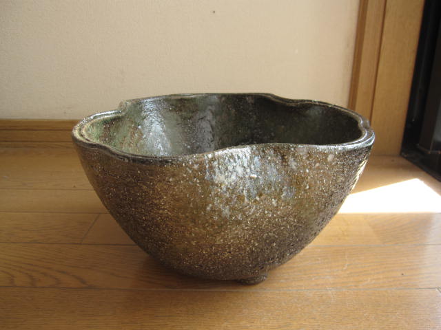 送料無料信楽焼き(水蓮鉢・はす鉢・メダカ鉢他)　睡蓮鉢　窯変花型足付水鉢9号　