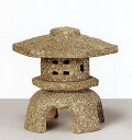 　陶の持つ癒しの力が脈々と溢れています。 日本六古窯の中でも最古の窯場である 「信楽」 の灯籠 サイズ：幅35cm 高さ35cm（約） 国産品　　滋賀県信楽産 庭に一つあるだけで　和です。　
