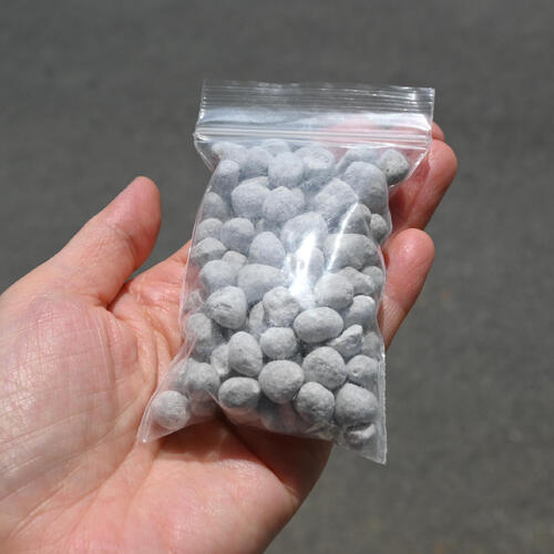 5号鉢　約5回分 容量　1キロチッソ（N)10　：　リンサン（P)10　：　カリ（K)10　 粒が大きく（5～10mm）肥効が70～80日。成分：10-10-10　苦土1％　 目安粒の重さ 10粒　3～4g 20粒　6～7g 30粒　10～11g 　 「IB肥料」とは、日本のみならず世界でその効果が認められたイソブチルアルデヒド縮合尿素を配合した肥料です。 水にゆっくりと溶け出していく緩効性肥料ということになります。 画像のような粒になっています。　 5号鉢：7粒 6号鉢：10粒 8号鉢：15粒 10～12号鉢：20粒 プランター65cmサイズ：約30粒前後 プロの果樹生産者や花木の生産者御用達の肥料です。 ※使用量は目安です。品種や植物の生育状況によって調整してください。 適応植物 アジサイ.バラ、果樹、庭木、草木から野菜まで、全てのほとんどの植物にもお使いいただけます。 チッソ（N)10　：　リンサン（P)10　：　カリ（K)10　