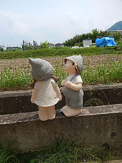 オブジェ 置物とんがり 盆栽 キッズ 男の子と ぼんさい 女の子後ろ姿もかわいいですよ 園芸百貨店何でも揃うこぼんさい 植木鉢 玄関の ディスプレイ用として