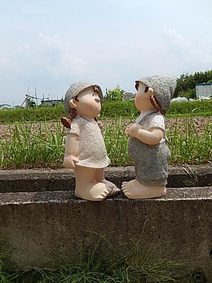 オブジェ 置物とんがり 盆栽 キッズ 男の子と ぼんさい 女の子後ろ姿もかわいいですよ 園芸百貨店何でも揃うこぼんさい 植木鉢 玄関の ディスプレイ用として