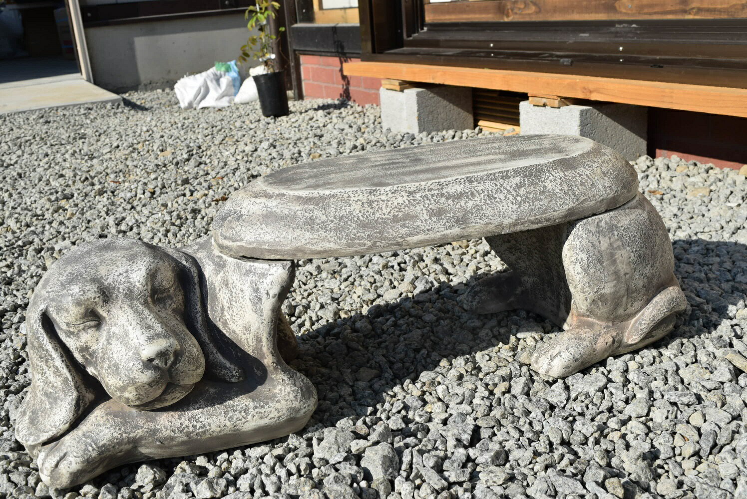 乐天商城 - 飾り台にも　椅子にもなねる　犬のベンチ置物　　現品となります