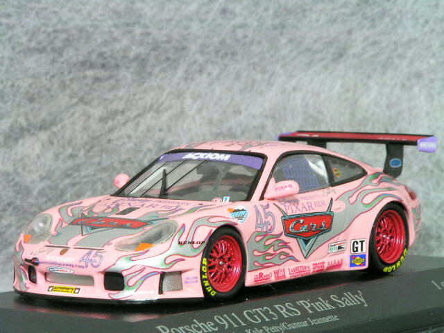 ミニチャンプス 1/43 ポルシェ 911 (996) GT3 RS / ディズニー ピクサー/ カーズ - ピンク サリー / カイル ペティー