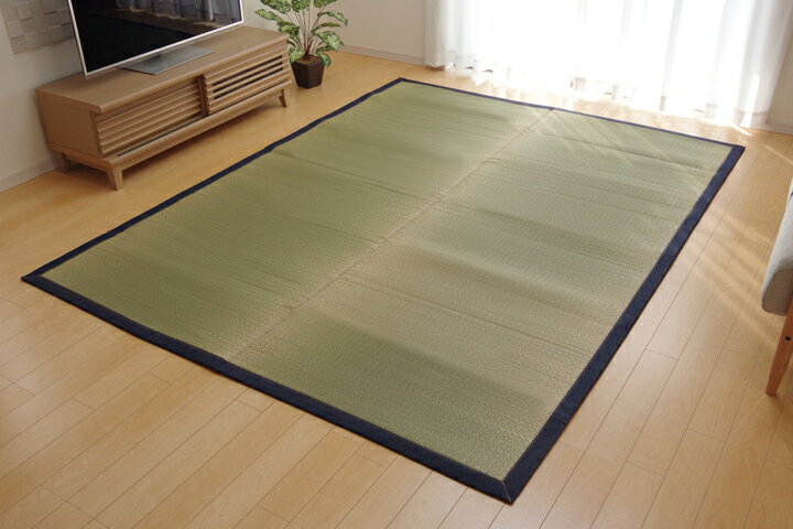 サイズ:約140×200cm 組成:表地=い草（九州産） 裏地=ウレタンフォーム6mm ヘリ=綿100％（デニム） 　　　麻100％（麻） 原産国:日本製（純国産） ■無染土と呼ばれる泥染加工をしていないい草を使用した商品です。 ■無染土のい草はほこりも出にくく、しなやかでい草本来のすべすべとした肌触りの商品です。 ■ヘリには同じ自然素材の綿を使用しており、自然の良さを実感して頂けます。 ■国産（九州産）のい草を使用しており、一本一本が太く、表皮が厚く繊維がキメ細かいので弾力性があり、耐久性に優れています。 ■い草には空気の自然浄化作用、湿度の調節作用などがあります。また汚れにくく、使用するうちに黄金色に変化し味が出ます。 ※写真は表記サイズと異なる場合がございます。 ◆洗濯表示◆　洗濯不可