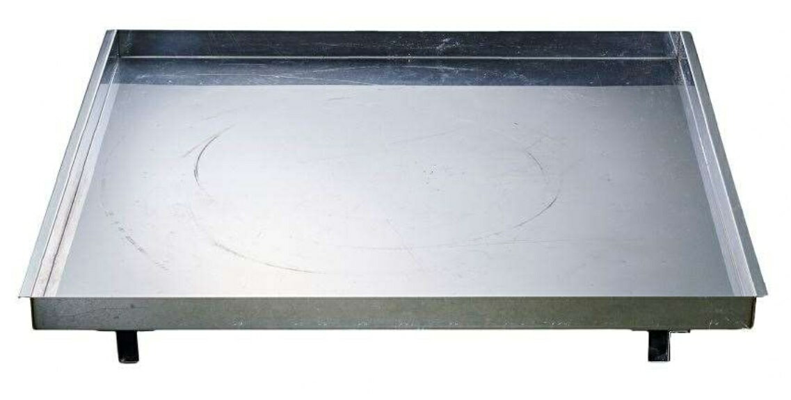 NO焼き台 ＜モキ製作所＞ 火から地面を守る！地面を焼かない 【商品詳細】 ・炭や灰をしっかり受け止め、遮熱効果で火から地面を守ります ・持ち手つきで移動できるから火を扱う場所を選びません ・無煙炭化器、焚き火どんどん全サイズ対応 ・キャンプファイヤーや焚き火にも便利 ・ハイエース等の車内に入れて運搬可能 炭化器を使用する際、舗装された地面ではそのまま使用はできません。 その他に直火の焚き火ができないキャンプ場などでキャンプファイヤーを楽しみたい。 そんなシチュエーションで役に立ちます。 砂を入れて断熱します。 寸法：内寸1,000mm　外寸1,040mm　全体高104mm　皿高54mm 重量：15kg 材質：ステンレス