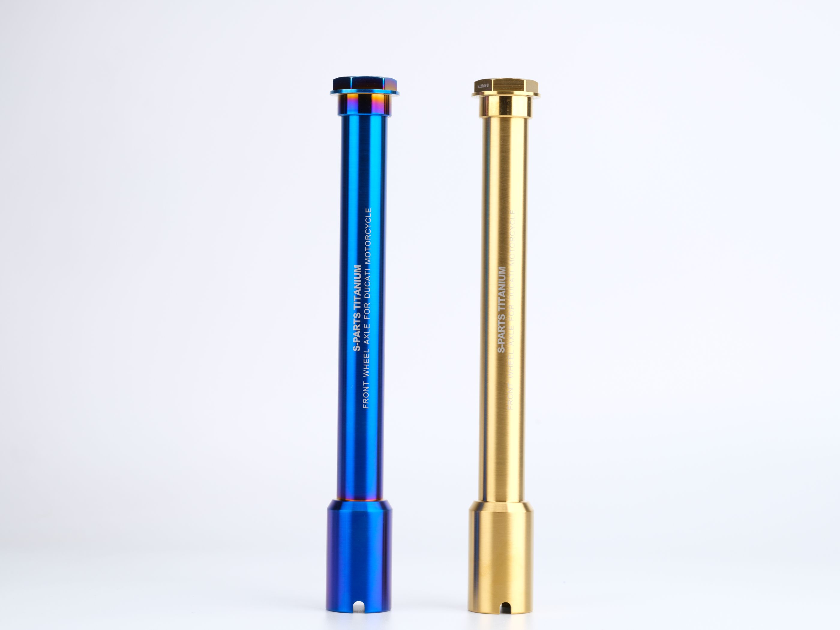 【適合】 パニガーレV4 18-26 ストリートファイターV4 20-26 【材質】SC4チタン 【内容品】 チタンアクスルシャフト*1 シャフトナット*1 【S級TC4チタン合金】 航空宇宙グレードTC4チタンを採用。 引張強度1050MPa超、業界基準を大きく凌駕。 10.9級鋼を超える性能を持ちながら、重量は約半分。 軽さと強さ、その両立を極限まで突き詰めた素材。 【鍛造 × CNC精密加工】 専用金型による熱間鍛造から、ミクロン単位のCNC仕上げまで一貫生産。 極限精度で仕上げられた一体構造は、圧倒的な剛性と信頼性を生む。 妥協のない加工精度が、性能差として現れる。 【表面処理】 PVDコーティング × 陽極酸化処理。 耐腐食・耐摩耗性能を高次元で両立。 機能美としてのカラーが、存在感を際立たせる。 ※チタン製品は必ずメーカー指定の締め付けトルクを厳守してください。 ※アルミ部品等と併用する場合は、焼付き防止のため必ずアンチシーズ剤を塗布してください。 ※チタンは素材特性上、焼付き・かじりが発生しやすい特性があります。十分ご理解の上ご使用ください。 ※誤った使用による破損・トラブルについては責任を負いかねます。