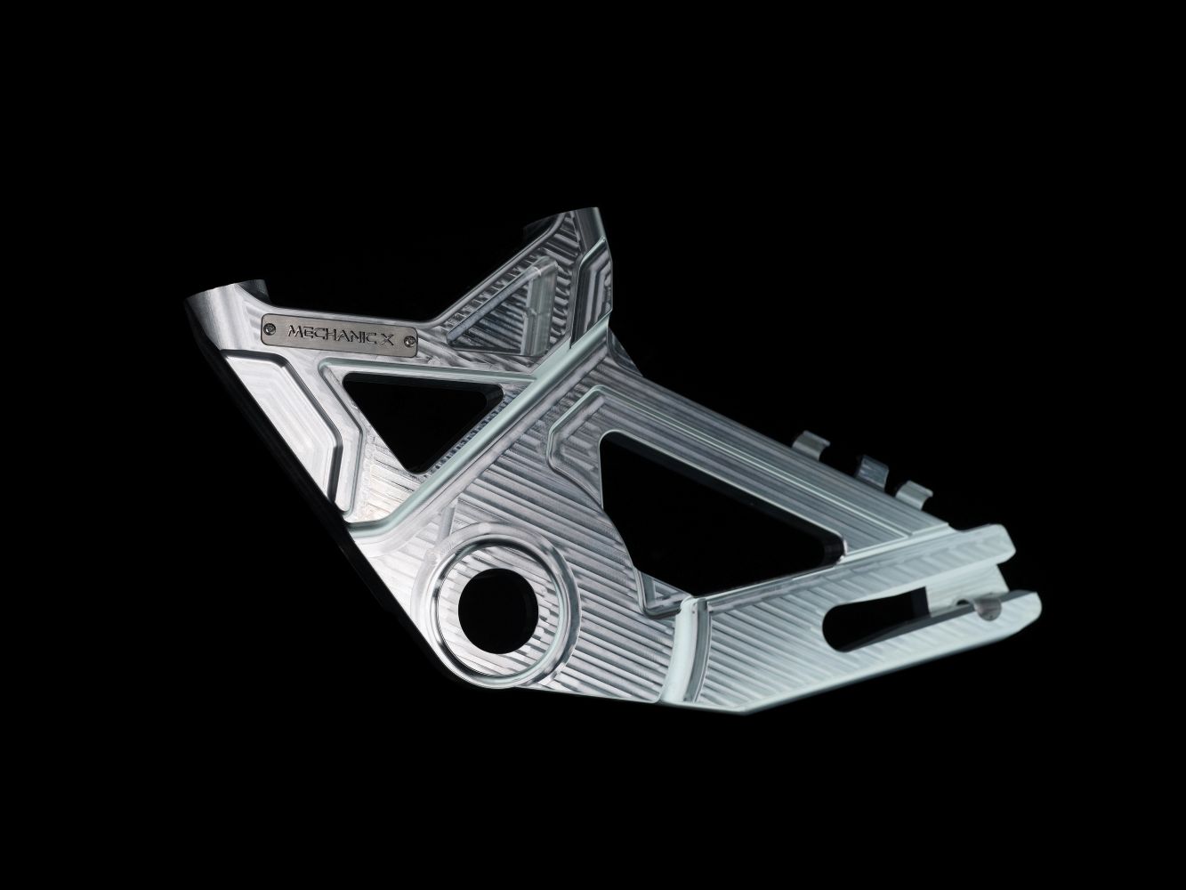適合 ・108mmキャリパー専用 ・M8 Softailモデル対応 特徴 ・レーストラックレベルの高剛性設計 ・高強度7075アルミニウム合金を鍛造し、CNC加工により仕上げ 　優れた剛性と耐久性を実現 ・高精度な加工データにより、ローターのセンタリング精度を最適化 ・純正ローターおよびBrembo製108mmキャリパーに完全対応 　そのまま装着可能 ・最大13インチローターに対応 ※ブレーキ関連部品のため、専門店または専門知識を有する方による取付を推奨します。 ※キャリパーサポートのみの販売となります。写真に写っているキャリパー本体など含まれていません。