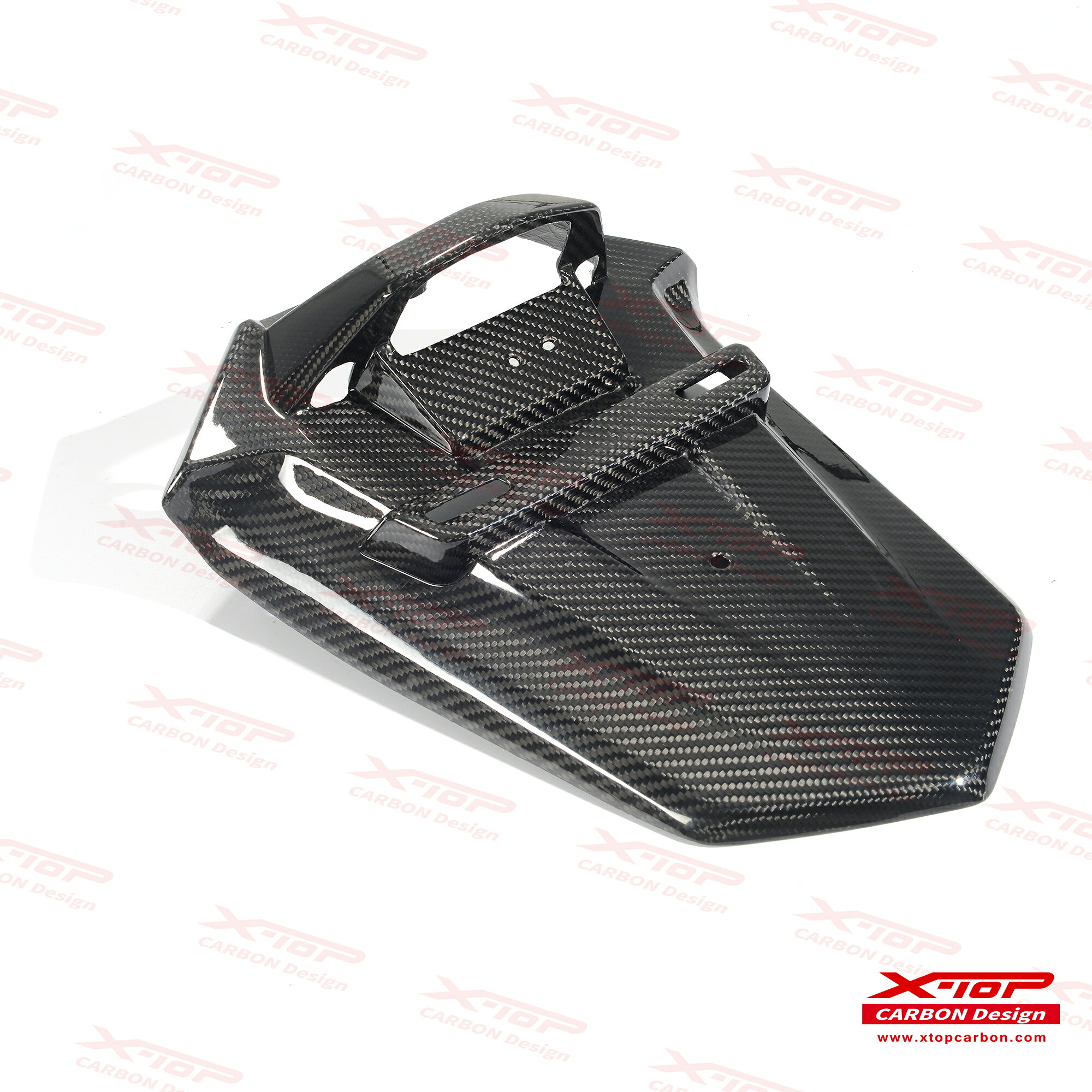【材質】 ドライカーボン 【仕上げ】 つやあり綾織カーボン 【適合車種】 HONDA GOLDWING 2018- X-TOPのカーボンパーツは、航空産業でも使われるオートクレーブ成形技術を採用し、さらに独自の三層塗装仕上げによって立体感のある質感を生み出しています。 加えて、すべてのモデルに自動車用として開発された米国製UVプロテクト塗料を使用しているため、日差しによる黄変を抑え、長期間クリアな状態を保てます。 素材はドライカーボンを使用しているため、一般的なウェットカーボンに比べてさらに軽量なのも特徴です。 ※掲載画像はすべて実物の写真を使用しております。 ※海外輸入品のため、納期が前後する場合がございます。予めご了承の上ご注文ください。 ※メーカー都合により、予告なく仕様変更が行われる場合がございます。 ※カーボン製品はすべて手作業で製作されているため、個体差があり、場合によっては微調整・加工が必要となる場合がございます。