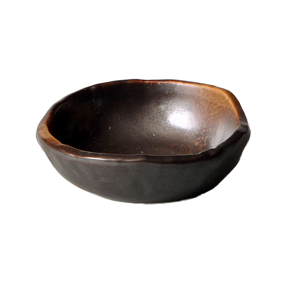 ・商品番号：s-20000013 ・サイズ（約）：8.1×2.8cm ・陶磁器 ※この商品は在庫限りとなります。他店舗にて完売してしまった場合、ご注文を取消させていただく場合がございます。 ※商品画像の小物はイメージです。商品には含まれません。 【和食器/鉢/刺身鉢・向付/刺身用千代久】【カラー：ブラウン系】【形状：正円】【サイズ：小小】 11111111 「みんなの倉庫」ではプロの料理人向けに業務用食器を豊富に取り揃えております。 居酒屋、レストラン、カフェ、喫茶店、ラーメン店、中華料理店、焼肉店、割烹料理店、そば・うどん店、すし店、和食店、イタリア料理店等の飲食店や食堂、ホテルや旅館等の宿泊施設向けアイテムを美濃焼の産地より販売中。 見た事のある定番の食器はもちろん、最新のモダンでおしゃれな食器から、どこか懐かしいレトロスタイルな食器など種類を豊富に取り揃えていますので、お店の雰囲気に合わせて食器のチョイスが可能。 美濃焼をはじめ、有田焼や萬古焼、信楽焼も取り扱っています。 プロ仕様のおしゃれな食器をご家庭でもお楽しみください。 自宅で外食気分が味わえる本格的な食器はいかがですか？ 通常はカフェやレストラン等の飲食店やホテル、旅館で使用されるプロ向けの業務用食器です。 「おうちごはん」や「家飲み（宅飲み）」にもおすすめの食器も豊富に揃っていますのでこの機会に「おうち時間」をうつわと共にお楽しみください。