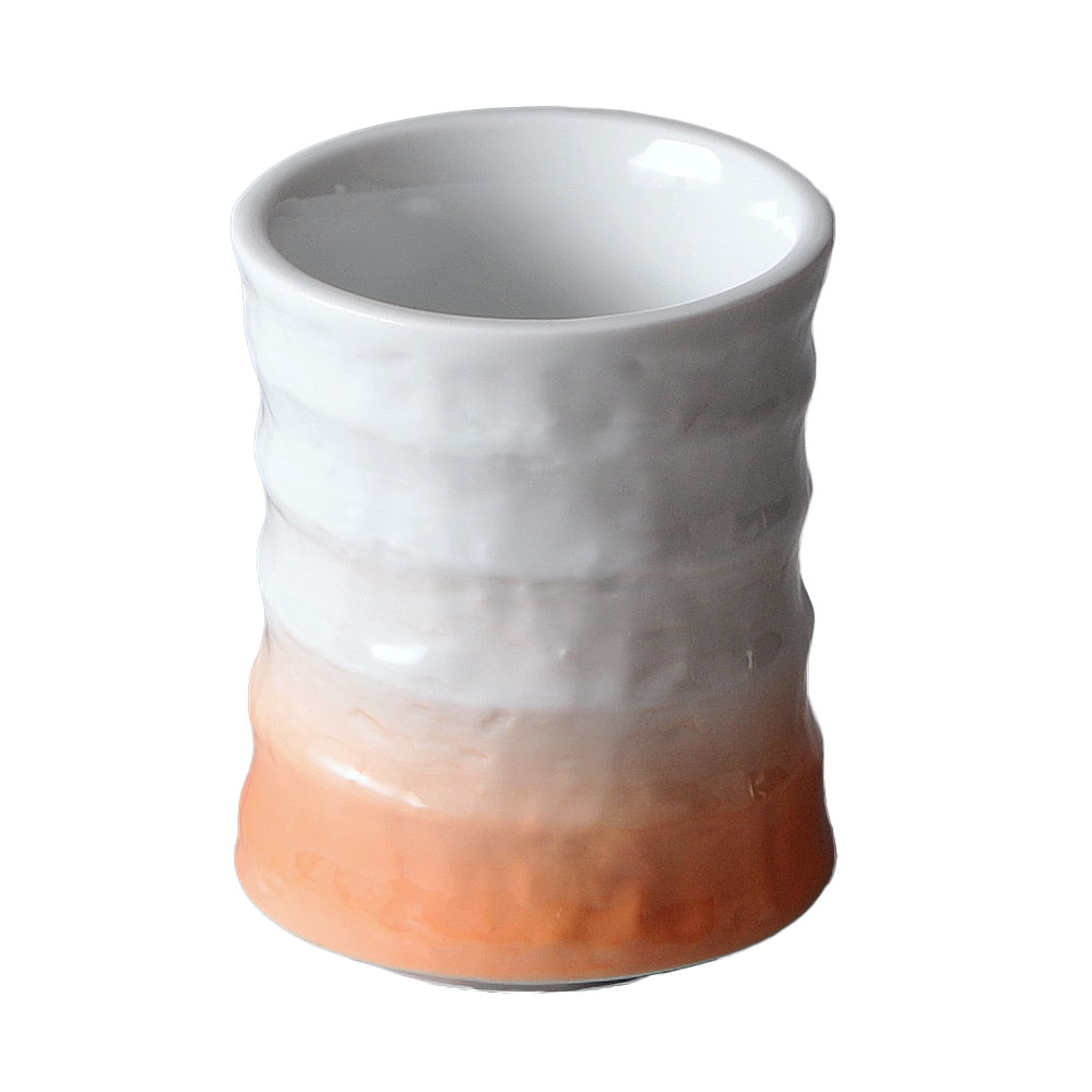 ・商品番号：s-20000058 ・サイズ（約）：6.5×8.4cm ・陶磁器 ※この商品は在庫限りとなります。他店舗にて完売してしまった場合、ご注文を取消させていただく場合がございます。 ※商品画像の小物はイメージです。商品には含まれません。 【和食器/湯呑・抹茶碗/湯呑/長湯呑】【カラー：オレンジ系】 【和食器の長湯呑】 旅館、懐石料理、割烹料理、居酒屋、和食レストラン、とんかつ屋、うどん・そば店、食堂などの飲食店では必須アイテムです。 種類もサイズも豊富に揃っていますので、お店の雰囲気やお好みに合わせてお選びください。 「みんなの倉庫」ではプロの料理人向けに業務用食器を豊富に取り揃えております。 居酒屋、レストラン、カフェ、喫茶店、ラーメン店、中華料理店、焼肉店、割烹料理店、そば・うどん店、すし店、和食店、イタリア料理店等の飲食店や食堂、ホテルや旅館等の宿泊施設向けアイテムを美濃焼の産地より販売中。 見た事のある定番の食器はもちろん、最新のモダンでおしゃれな食器から、どこか懐かしいレトロスタイルな食器など種類を豊富に取り揃えていますので、お店の雰囲気に合わせて食器のチョイスが可能。 美濃焼をはじめ、有田焼や萬古焼、信楽焼も取り扱っています。 プロ仕様のおしゃれな食器をご家庭でもお楽しみください。 自宅で外食気分が味わえる本格的な食器はいかがですか？ 通常はカフェやレストラン等の飲食店やホテル、旅館で使用されるプロ向けの業務用食器です。 「おうちごはん」や「家飲み（宅飲み）」にもおすすめの食器も豊富に揃っていますのでこの機会に「おうち時間」をうつわと共にお楽しみください。
