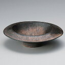 商品番号：s0121-0027 サイズ（約）：21×20×6.7cm 商品画像の小物はイメージです。商品には含まれません。 【和食器/鉢/大鉢・盛鉢/盛鉢 】【カラー：ブラウン系】【形状：楕円】【サイズ：大大】 【和食器の盛鉢】 居酒屋やレストランなどの飲食店では、刺身や揚げ物、煮物、サラダなど2〜3人前の盛り合わせて提供する際におすすめです。 大き目の盛り鉢はビュッフェやバイキング用としも、また形状や大きさによっては和風パスタやカレー用にも使われる多用途な器です。 「みんなの倉庫」ではプロの料理人向けに業務用食器を豊富に取り揃えております。 居酒屋、レストラン、カフェ、喫茶店、ラーメン店、中華料理店、焼肉店、割烹料理店、そば・うどん店、すし店、和食店、イタリア料理店等の飲食店や食堂、ホテルや旅館等の宿泊施設向けアイテムを美濃焼の産地より販売中。 見た事のある定番の食器はもちろん、最新のモダンでおしゃれな食器から、どこか懐かしいレトロスタイルな食器など種類を豊富に取り揃えていますので、お店の雰囲気に合わせて食器のチョイスが可能。 美濃焼をはじめ、有田焼や萬古焼、信楽焼も取り扱っています。 プロ仕様のおしゃれな食器をご家庭でもお楽しみください。 自宅で外食気分が味わえる本格的な食器はいかがですか？ 通常はカフェやレストラン等の飲食店やホテル、旅館で使用されるプロ向けの業務用食器です。 「おうちごはん」や「家飲み（宅飲み）」にもおすすめの食器も豊富に揃っていますのでこの機会に「おうち時間」をうつわと共にお楽しみください。