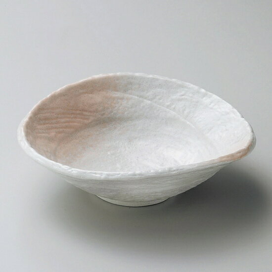 商品番号：s0045-0016 サイズ（約）：17.7×16.5×5cm 重量（約）：311g 商品画像の小物はイメージです。商品には含まれません。 【和食器/鉢/刺身鉢・向付】【カラー：ホワイト系/レッド系】【形状：楕円】【サイズ：中中】 【和食器の刺身鉢・向付】 割烹料理、懐石料理、創作料理、居酒屋、食堂、旅館など刺身（お造り）を提供する場合に必須の器です。 単品やコースメニューだけではなく、刺身御膳や刺身定食などのセットメニューにも。 多種多様な刺身鉢（刺身皿）を取り揃えていますので、お店やメニューのイメージに合ったうつわをお選び下さい。 「みんなの倉庫」ではプロの料理人向けに業務用食器を豊富に取り揃えております。 居酒屋、レストラン、カフェ、喫茶店、ラーメン店、中華料理店、焼肉店、割烹料理店、そば・うどん店、すし店、和食店、イタリア料理店等の飲食店や食堂、ホテルや旅館等の宿泊施設向けアイテムを美濃焼の産地より販売中。 見た事のある定番の食器はもちろん、最新のモダンでおしゃれな食器から、どこか懐かしいレトロスタイルな食器など種類を豊富に取り揃えていますので、お店の雰囲気に合わせて食器のチョイスが可能。 美濃焼をはじめ、有田焼や萬古焼、信楽焼も取り扱っています。 プロ仕様のおしゃれな食器をご家庭でもお楽しみください。 自宅で外食気分が味わえる本格的な食器はいかがですか？ 通常はカフェやレストラン等の飲食店やホテル、旅館で使用されるプロ向けの業務用食器です。 「おうちごはん」や「家飲み（宅飲み）」にもおすすめの食器も豊富に揃っていますのでこの機会に「おうち時間」をうつわと共にお楽しみください。