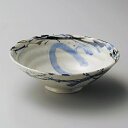 商品番号：s0057-0002 サイズ（約）：15.9×5.2cm 重量（約）：210g 商品画像の小物はイメージです。商品には含まれません。 【和食器/鉢/刺身鉢・向付】【カラー：グレー系/ブルー系】【形状：楕円】【サイズ：中中】 【和食器の刺身鉢・向付】 割烹料理、懐石料理、創作料理、居酒屋、食堂、旅館など刺身（お造り）を提供する場合に必須の器です。 単品やコースメニューだけではなく、刺身御膳や刺身定食などのセットメニューにも。 多種多様な刺身鉢（刺身皿）を取り揃えていますので、お店やメニューのイメージに合ったうつわをお選び下さい。 「みんなの倉庫」ではプロの料理人向けに業務用食器を豊富に取り揃えております。 居酒屋、レストラン、カフェ、喫茶店、ラーメン店、中華料理店、焼肉店、割烹料理店、そば・うどん店、すし店、和食店、イタリア料理店等の飲食店や食堂、ホテルや旅館等の宿泊施設向けアイテムを美濃焼の産地より販売中。 見た事のある定番の食器はもちろん、最新のモダンでおしゃれな食器から、どこか懐かしいレトロスタイルな食器など種類を豊富に取り揃えていますので、お店の雰囲気に合わせて食器のチョイスが可能。 美濃焼をはじめ、有田焼や萬古焼、信楽焼も取り扱っています。 プロ仕様のおしゃれな食器をご家庭でもお楽しみください。 自宅で外食気分が味わえる本格的な食器はいかがですか？ 通常はカフェやレストラン等の飲食店やホテル、旅館で使用されるプロ向けの業務用食器です。 「おうちごはん」や「家飲み（宅飲み）」にもおすすめの食器も豊富に揃っていますのでこの機会に「おうち時間」をうつわと共にお楽しみください。