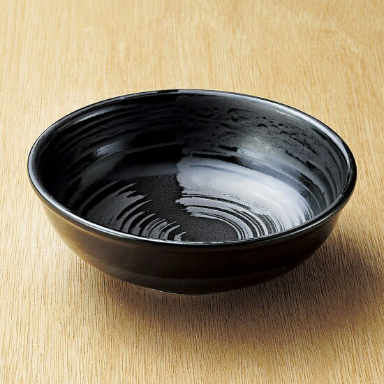 商品番号：s0219-0014 サイズ（約）：16×5.4cm 重量（約）：330g 商品画像の小物はイメージです。商品には含まれません。 【和食器/鉢/煮物鉢・多用鉢/中鉢・煮物鉢】【カラー：ブラック系】【形状：正円】【サイズ：中中】 【和食器の中鉢・煮物鉢】 飲食店では単品メニューで使用頻度の高い中鉢や煮物鉢。サラダや煮物、揚げ物、刺身など多用途に使用できるアイテムが多い為、マルチボウルや多用鉢とも呼ばれます。 割烹料理や懐石料理、創作料理におすすめの商品も取り揃えています。 「みんなの倉庫」ではプロの料理人向けに業務用食器を豊富に取り揃えております。 居酒屋、レストラン、カフェ、喫茶店、ラーメン店、中華料理店、焼肉店、割烹料理店、そば・うどん店、すし店、和食店、イタリア料理店等の飲食店や食堂、ホテルや旅館等の宿泊施設向けアイテムを美濃焼の産地より販売中。 見た事のある定番の食器はもちろん、最新のモダンでおしゃれな食器から、どこか懐かしいレトロスタイルな食器など種類を豊富に取り揃えていますので、お店の雰囲気に合わせて食器のチョイスが可能。 美濃焼をはじめ、有田焼や萬古焼、信楽焼も取り扱っています。 プロ仕様のおしゃれな食器をご家庭でもお楽しみください。 自宅で外食気分が味わえる本格的な食器はいかがですか？ 通常はカフェやレストラン等の飲食店やホテル、旅館で使用されるプロ向けの業務用食器です。 「おうちごはん」や「家飲み（宅飲み）」にもおすすめの食器も豊富に揃っていますのでこの機会に「おうち時間」をうつわと共にお楽しみください。