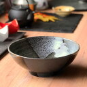 商品番号：s0002-0178 サイズ（約）：19.4×7.3cm 重量（約）：598g 商品画像の小物はイメージです。商品には含まれません。 【和食器/丼・ボール・碗/丼（大）6寸以上】【カラー：グレー系/ブラウン系】【形状：正円】【サイズ：中中】 【和食器の丼（大）6寸以上】 大き目の丼です。うどん、そば、和風ラーメン、つけ麺などにおすすめです。 そば・うどん店はもちろん、和食レストランやラーメン店、食堂、居酒屋でもよく使用されます。 「釜揚げうどん」や「ぶっかけうどん」にもいかがでしょうか？ 「みんなの倉庫」ではプロの料理人向けに業務用食器を豊富に取り揃えております。 居酒屋、レストラン、カフェ、喫茶店、ラーメン店、中華料理店、焼肉店、割烹料理店、そば・うどん店、すし店、和食店、イタリア料理店等の飲食店や食堂、ホテルや旅館等の宿泊施設向けアイテムを美濃焼の産地より販売中。 見た事のある定番の食器はもちろん、最新のモダンでおしゃれな食器から、どこか懐かしいレトロスタイルな食器など種類を豊富に取り揃えていますので、お店の雰囲気に合わせて食器のチョイスが可能。 美濃焼をはじめ、有田焼や萬古焼、信楽焼も取り扱っています。 プロ仕様のおしゃれな食器をご家庭でもお楽しみください。 自宅で外食気分が味わえる本格的な食器はいかがですか？ 通常はカフェやレストラン等の飲食店やホテル、旅館で使用されるプロ向けの業務用食器です。 「おうちごはん」や「家飲み（宅飲み）」にもおすすめの食器も豊富に揃っていますのでこの機会に「おうち時間」をうつわと共にお楽しみください。