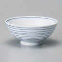 商品番号：s0057-0557 サイズ（約）：12.1×5.3cm 重量（約）：175g 強化商品画像の小物はイメージです。商品には含まれません。 【和食器/丼・ボール・碗/飯碗】【カラー：ブルー系/ホワイト系】【形状：正円】【サイズ：中中】 【和食器の飯碗】 茶碗の呼び方にはサイズによって「毛料」「大平」「中平」「小平」「孫平」という呼び方もあります。 あくまで目安ですが、「毛料」は主にお茶漬け用や大盛り用、男性用、「大平」は少し大きめで主に男性用として、「中平」は一般的な大きさで、「小平」は女性用や子供用、「孫平」は小さいお子様用に使用されます。 割烹料理、料亭、旅館などにおすすめの茶碗や、居酒屋、食堂向けの茶碗まで種類が豊富にありますので業態や用途に合わせてお選びください。また、ご家庭でのご利用にもおすすめです。 「みんなの倉庫」ではプロの料理人向けに業務用食器を豊富に取り揃えております。 居酒屋、レストラン、カフェ、喫茶店、ラーメン店、中華料理店、焼肉店、割烹料理店、そば・うどん店、すし店、和食店、イタリア料理店等の飲食店や食堂、ホテルや旅館等の宿泊施設向けアイテムを美濃焼の産地より販売中。 見た事のある定番の食器はもちろん、最新のモダンでおしゃれな食器から、どこか懐かしいレトロスタイルな食器など種類を豊富に取り揃えていますので、お店の雰囲気に合わせて食器のチョイスが可能。 美濃焼をはじめ、有田焼や萬古焼、信楽焼も取り扱っています。 プロ仕様のおしゃれな食器をご家庭でもお楽しみください。 自宅で外食気分が味わえる本格的な食器はいかがですか？ 通常はカフェやレストラン等の飲食店やホテル、旅館で使用されるプロ向けの業務用食器です。 「おうちごはん」や「家飲み（宅飲み）」にもおすすめの食器も豊富に揃っていますのでこの機会に「おうち時間」をうつわと共にお楽しみください。