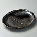 商品番号：s0064-0062 サイズ（約）：29.5×24.3×4.3cm 重量（約）：1100g 商品画像の小物はイメージです。商品には含まれません。 【和食器/皿皿/丸皿/丸皿（大）25cm〜30cm】【カラー：ブラウン系/ブラック系】【形状：正円】【サイズ：大中】 【和食器の丸皿（大）25〜30cm】 大き目の和皿です。9寸（約27cm）以上の皿は大皿としても使われる商品も多く、盛り合わせ用の盛皿としても利用されます。 25cm前後の皿は、定食皿として和食レストランや食堂、とんかつ屋さんにおすすめのです。 また、割烹料理や懐石料理、料亭などで前菜用の皿やメイン料理用としておすすめの商品もあります。 和風や洋風、中華皿のカテゴリーを超えたボーダレスでおしゃれなプレートも多く、カフェや創作ダイニングなどでのパスタ皿やワンプレートディッシュ用、ディナー皿用などにもいかがでしょうか？ 高級なものから定番の器まで、様々なアイテムを取り揃えていますので、用途に合わせてお選びください。 「みんなの倉庫」ではプロの料理人向けに業務用食器を豊富に取り揃えております。 居酒屋、レストラン、カフェ、喫茶店、ラーメン店、中華料理店、焼肉店、割烹料理店、そば・うどん店、すし店、和食店、イタリア料理店等の飲食店や食堂、ホテルや旅館等の宿泊施設向けアイテムを美濃焼の産地より販売中。 見た事のある定番の食器はもちろん、最新のモダンでおしゃれな食器から、どこか懐かしいレトロスタイルな食器など種類を豊富に取り揃えていますので、お店の雰囲気に合わせて食器のチョイスが可能。 美濃焼をはじめ、有田焼や萬古焼、信楽焼も取り扱っています。 プロ仕様のおしゃれな食器をご家庭でもお楽しみください。 自宅で外食気分が味わえる本格的な食器はいかがですか？ 通常はカフェやレストラン等の飲食店やホテル、旅館で使用されるプロ向けの業務用食器です。 「おうちごはん」や「家飲み（宅飲み）」にもおすすめの食器も豊富に揃っていますのでこの機会に「おうち時間」をうつわと共にお楽しみください。