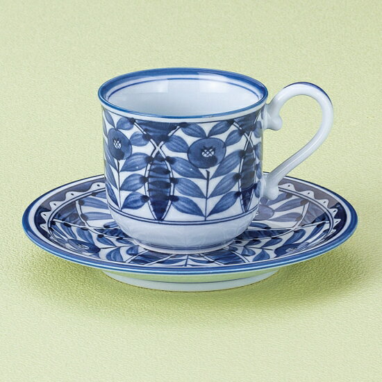 商品番号：s0002-0630 サイズ（約）：碗：7.5×6.8cm・180cc 受皿：15×2.5cm 重量（約）：346g 商品画像の小物はイメージです。商品には含まれません。 【和食器/コーヒー碗・受皿】【カラー：ブルー系/ホワイト系】 【和食器のコーヒー碗・受皿】 和テイストのカップ＆ソーサーをお探しの方におすすめです。 和カフェや喫茶店での利用から、来客用や自分用としてもいかがでしょうか？ レトロなテイストの碗皿から、おしゃれでモダンなカップまで幅広く取り揃えていますので、用途やお好みに合わせてお選びください。 「みんなの倉庫」ではプロの料理人向けに業務用食器を豊富に取り揃えております。 居酒屋、レストラン、カフェ、喫茶店、ラーメン店、中華料理店、焼肉店、割烹料理店、そば・うどん店、すし店、和食店、イタリア料理店等の飲食店や食堂、ホテルや旅館等の宿泊施設向けアイテムを美濃焼の産地より販売中。 見た事のある定番の食器はもちろん、最新のモダンでおしゃれな食器から、どこか懐かしいレトロスタイルな食器など種類を豊富に取り揃えていますので、お店の雰囲気に合わせて食器のチョイスが可能。 美濃焼をはじめ、有田焼や萬古焼、信楽焼も取り扱っています。 プロ仕様のおしゃれな食器をご家庭でもお楽しみください。 自宅で外食気分が味わえる本格的な食器はいかがですか？ 通常はカフェやレストラン等の飲食店やホテル、旅館で使用されるプロ向けの業務用食器です。 「おうちごはん」や「家飲み（宅飲み）」にもおすすめの食器も豊富に揃っていますのでこの機会に「おうち時間」をうつわと共にお楽しみください。