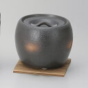 商品番号：s0065-0468 サイズ（約）：16×13.5cm 重量（約）：1620g 直火 商品画像の小物はイメージです。商品には含まれません。 【和食器/鍋/コンロ・網・敷板】【カラー：ブラック系】 【和食器のコンロ・網・敷板】 敷板や焼網、コンロなど直火料理や土鍋料理などで必要なアイテムを揃えました。 「みんなの倉庫」ではプロの料理人向けに業務用食器を豊富に取り揃えております。 居酒屋、レストラン、カフェ、喫茶店、ラーメン店、中華料理店、焼肉店、割烹料理店、そば・うどん店、すし店、和食店、イタリア料理店等の飲食店や食堂、ホテルや旅館等の宿泊施設向けアイテムを美濃焼の産地より販売中。 見た事のある定番の食器はもちろん、最新のモダンでおしゃれな食器から、どこか懐かしいレトロスタイルな食器など種類を豊富に取り揃えていますので、お店の雰囲気に合わせて食器のチョイスが可能。 美濃焼をはじめ、有田焼や萬古焼、信楽焼も取り扱っています。 プロ仕様のおしゃれな食器をご家庭でもお楽しみください。 自宅で外食気分が味わえる本格的な食器はいかがですか？ 通常はカフェやレストラン等の飲食店やホテル、旅館で使用されるプロ向けの業務用食器です。 「おうちごはん」や「家飲み（宅飲み）」にもおすすめの食器も豊富に揃っていますのでこの機会に「おうち時間」をうつわと共にお楽しみください。