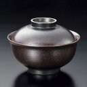 商品番号：s0010-0063 サイズ（約）：12.8×9.3cm 重量（約）：344g 商品画像の小物はイメージです。商品には含まれません。 【和食器/蓋向・円菓子碗】【カラー：ブラウン系/グレー系】 【和食器の蓋向・円菓子碗】 割烹料理や会席料理によく使われるうつわで、蓋物や煮物碗とも呼ばれます。 炊き合わせなどの煮物や蒸し物などにおすすめです。 会食・お食事会はもちろん、法事・法要にもおすすめの落ち着いた雰囲気の食器まで幅広く取り揃えていますので用途に合わせてお選びください。 「みんなの倉庫」ではプロの料理人向けに業務用食器を豊富に取り揃えております。 居酒屋、レストラン、カフェ、喫茶店、ラーメン店、中華料理店、焼肉店、割烹料理店、そば・うどん店、すし店、和食店、イタリア料理店等の飲食店や食堂、ホテルや旅館等の宿泊施設向けアイテムを美濃焼の産地より販売中。 見た事のある定番の食器はもちろん、最新のモダンでおしゃれな食器から、どこか懐かしいレトロスタイルな食器など種類を豊富に取り揃えていますので、お店の雰囲気に合わせて食器のチョイスが可能。 美濃焼をはじめ、有田焼や萬古焼、信楽焼も取り扱っています。 プロ仕様のおしゃれな食器をご家庭でもお楽しみください。 自宅で外食気分が味わえる本格的な食器はいかがですか？ 通常はカフェやレストラン等の飲食店やホテル、旅館で使用されるプロ向けの業務用食器です。 「おうちごはん」や「家飲み（宅飲み）」にもおすすめの食器も豊富に揃っていますのでこの機会に「おうち時間」をうつわと共にお楽しみください。