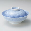 商品番号：s0055-0141 サイズ（約）：16.7×9cm 重量（約）：559g 商品画像の小物はイメージです。商品には含まれません。 【和食器/蓋向・円菓子碗】【カラー：ブルー系/ホワイト系】 【和食器の蓋向・円菓子碗】 割烹料理や会席料理によく使われるうつわで、蓋物や煮物碗とも呼ばれます。 炊き合わせなどの煮物や蒸し物などにおすすめです。 会食・お食事会はもちろん、法事・法要にもおすすめの落ち着いた雰囲気の食器まで幅広く取り揃えていますので用途に合わせてお選びください。 「みんなの倉庫」ではプロの料理人向けに業務用食器を豊富に取り揃えております。 居酒屋、レストラン、カフェ、喫茶店、ラーメン店、中華料理店、焼肉店、割烹料理店、そば・うどん店、すし店、和食店、イタリア料理店等の飲食店や食堂、ホテルや旅館等の宿泊施設向けアイテムを美濃焼の産地より販売中。 見た事のある定番の食器はもちろん、最新のモダンでおしゃれな食器から、どこか懐かしいレトロスタイルな食器など種類を豊富に取り揃えていますので、お店の雰囲気に合わせて食器のチョイスが可能。 美濃焼をはじめ、有田焼や萬古焼、信楽焼も取り扱っています。 プロ仕様のおしゃれな食器をご家庭でもお楽しみください。 自宅で外食気分が味わえる本格的な食器はいかがですか？ 通常はカフェやレストラン等の飲食店やホテル、旅館で使用されるプロ向けの業務用食器です。 「おうちごはん」や「家飲み（宅飲み）」にもおすすめの食器も豊富に揃っていますのでこの機会に「おうち時間」をうつわと共にお楽しみください。