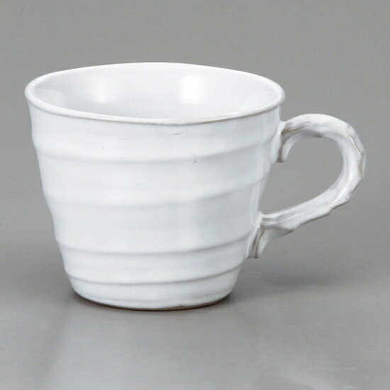 ・商品番号：s0045-0613 ・サイズ（約）：9.5×7.8cm ・容量（約）：260cc ・商品画像の小物はイメージです。商品には含まれません。 【和食器/マグ】【カラー：ホワイト系】 ■■■■■■■■ 「みんなの倉庫」ではプロの料理人向けに業務用食器を豊富に取り揃えております。 居酒屋、レストラン、カフェ、喫茶店、ラーメン店、中華料理店、焼肉店、割烹料理店、そば・うどん店、すし店、和食店、イタリア料理店等の飲食店や食堂、ホテルや旅館等の宿泊施設向けアイテムを美濃焼の産地より販売中。 見た事のある定番の食器はもちろん、最新のモダンでおしゃれな食器から、どこか懐かしいレトロスタイルな食器など種類を豊富に取り揃えていますので、お店の雰囲気に合わせて食器のチョイスが可能。 美濃焼をはじめ、有田焼や萬古焼、信楽焼も取り扱っています。 プロ仕様のおしゃれな食器をご家庭でもお楽しみください。 自宅で外食気分が味わえる本格的な食器はいかがですか？ 通常はカフェやレストラン等の飲食店やホテル、旅館で使用されるプロ向けの業務用食器です。 「おうちごはん」や「家飲み（宅飲み）」にもおすすめの食器も豊富に揃っていますのでこの機会に「おうち時間」をうつわと共にお楽しみください。