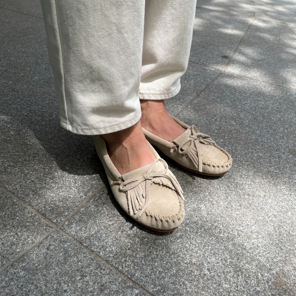 モカシン 22 25cm キルティ 靴 シューズ レディース Minnetonka モカシン サイズ 人気 女性用 黒 ローファー ミネトンカ公式 春 シンプル ペタンコ 歩きやすい コーデ ブランド 白 黒 サイズ ブラウン Kiltysuedemoc 400 1000円クーポン 6 26まで お買い物