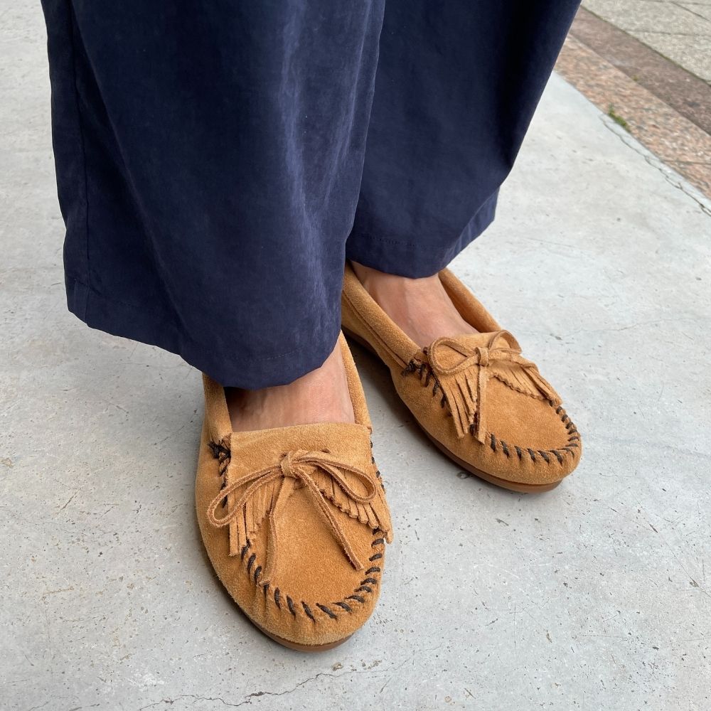 モカシン 22 25cm キルティ 靴 シューズ レディース Minnetonka モカシン サイズ 人気 女性用 黒 ローファー ミネトンカ公式 春 シンプル ペタンコ 歩きやすい コーデ ブランド 白 黒 サイズ ブラウン Kiltysuedemoc 400 1000円クーポン 6 26まで お買い物