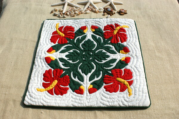 ハワイアンキルト クッションカバー ハイビスカス （切り絵模様） レッド M