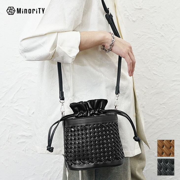 樂天商城 - 巾着バッグ メンズ ショルダーバッグ メンズ ハンドバッグ メンズ レディース ユニセックス レザーバッグ メンズ PUレザー 斜めがけ かっこいい 小さめ ショルダーポーチ メンズ バッグ ショルダー 小さめ 肩掛けバッグ 編み込みレザー メンズ 韓国 ファッション モード系