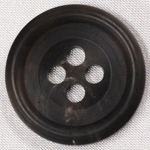 楽天assure（アシュレ）ボタン 本水牛ボタン 23mm 1個入 ダークブラウン 表4つ穴 つや消し 二重だらい型 天然素材ひとつ ひとつ違う色 柄は本物の証 ジャケットやスーツ コートまで