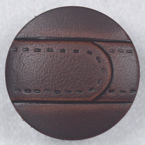 ☆ 本革・レザーボタン ☆ LEATHER BUTTONハンドメイド（手作り 手芸 釦の付け替え）などにいかがでしょうか サイズ 15mm入数 1個カラー 3 茶釦穴形状 裏足付き素材 本革染色 不可 日本製 天然素材のため 色・光沢のバラつきが多少ある場合がございます その違いを”個性”として気に入っていただけましたら幸いです メール便発送 可 （配達日時指定不可） 発送までの目安日数 2営業日 この商品はメーカー取り寄せ品です 通常14時までのご注文(ご入金)分につきましては 翌々営業日までに発送させていただきます 土 日 祝日はお休みをいただきます 予めご了承をいただけますようお願いいたします メーカーは十分在庫を持っておりますが 万一欠品等により発送が遅れる場合はわかり次第ご連絡を差し上げます＜天然素材・本革ボタンのご使用につきまして＞ この商品は天然皮革を使用しておりますので吸湿性 吸水性が高く スチームアイロン 水洗い 漂白等により変色 移染等の心配があります 下記洗濯適正をご留意の上ご使用いただけますようお願いいたします 洗濯等の際には必ず取り外しを行ってください